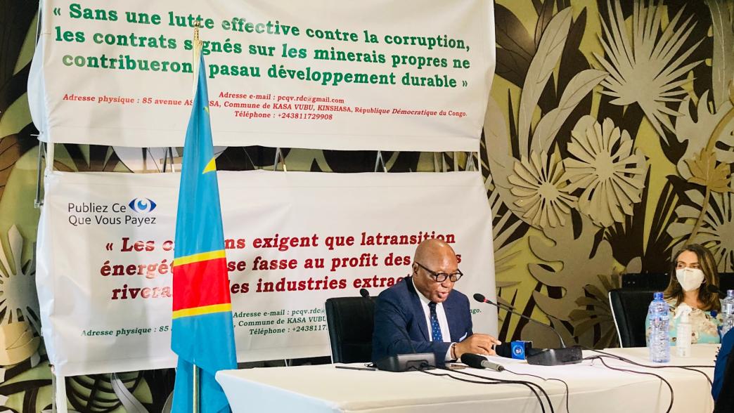 Le Vice Ministre des Mines de la RDC, Godard Motemona Gibolum, et Ana Carolina González Espinosa de NRGI à l’ouverture du Forum