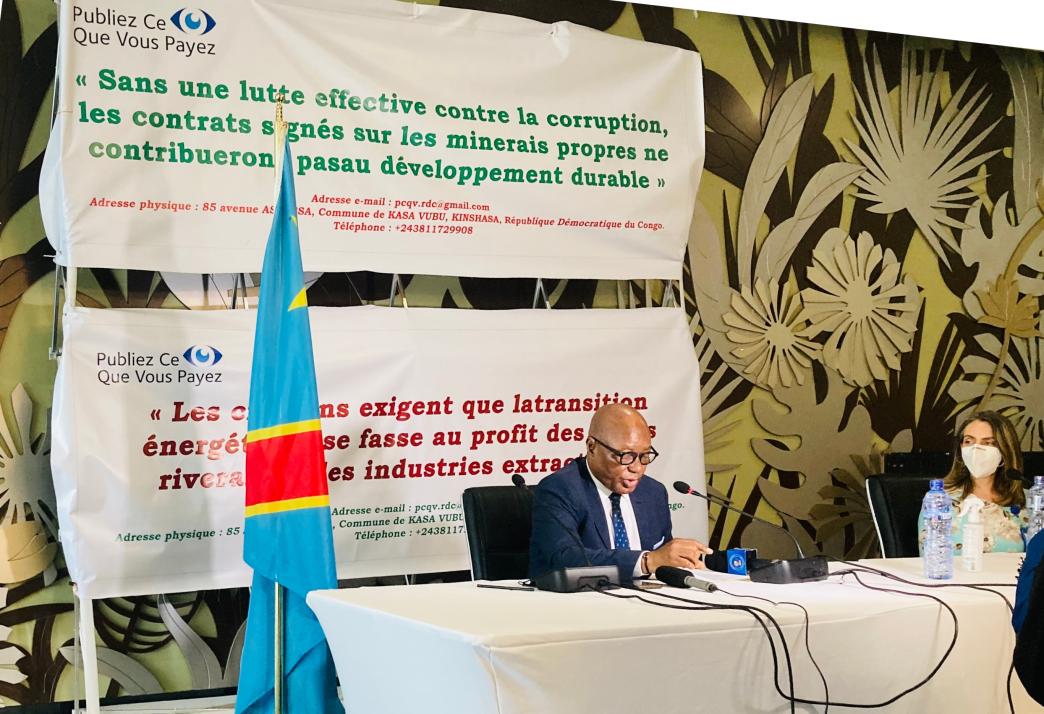 Le Vice Ministre des Mines de la RDC, Godard Motemona Gibolum, et Ana Carolina González Espinosa de NRGI à l’ouverture du Forum